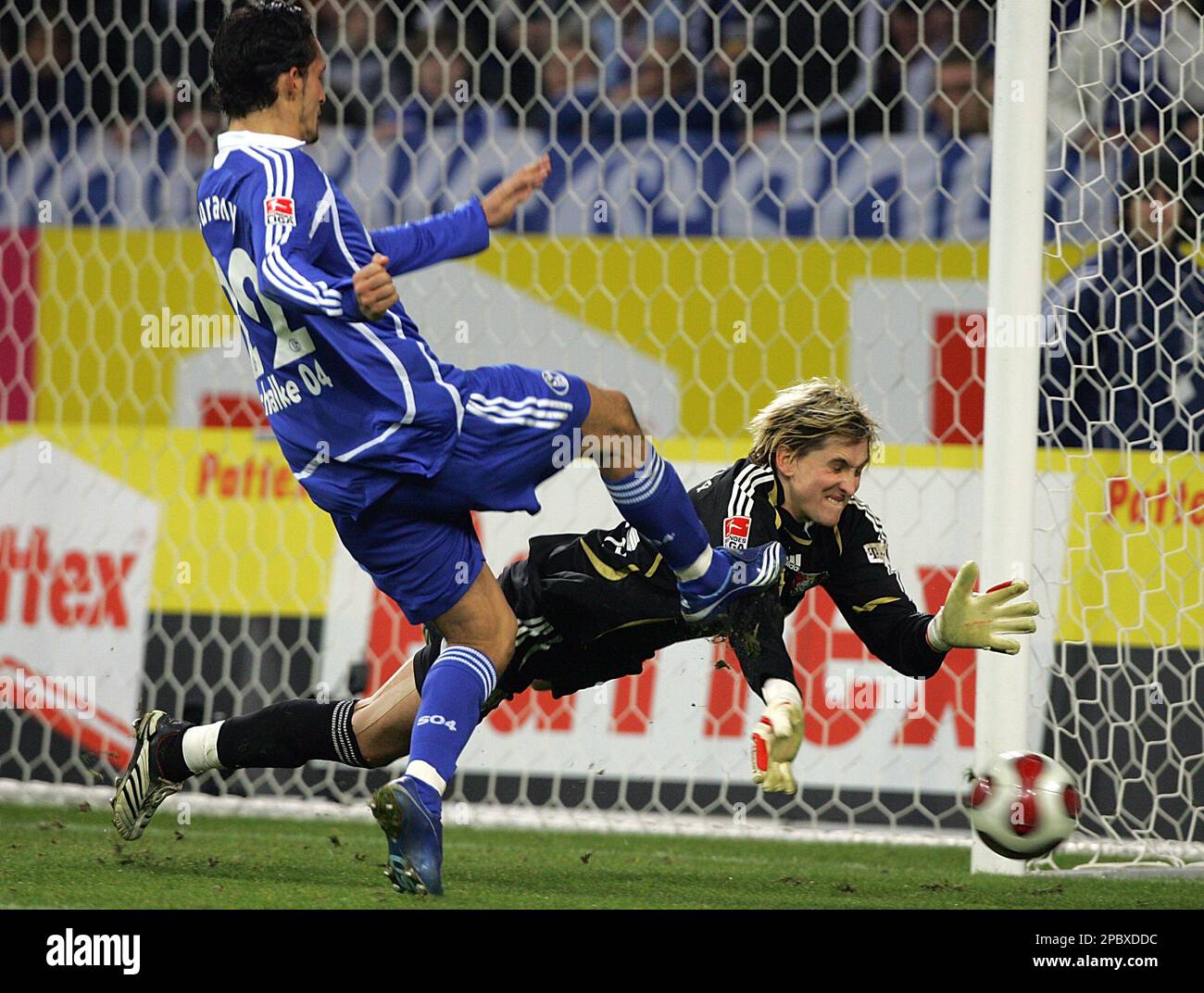 Schalke's Kevin Kuranyi, left, fights for the ball with Leverkusen's goalkeeper Rene Adler during German first division soccer match between Schalke 04 and Bayer 04 Leverkusen at the Veltins-Arena stadium in Gelsenkirchen, western Germany, Sunday,Feb. 25, 2007. (AP Photo/Frank Augstein) ** NO MOBILE USE UNTIL 2 HOURS AFTER THE MATCH, WEBSITE USERS ARE OBLIGED TO COMPLY WITH DFL-RESTRICTIONS, SEE INSTRUCTIONS FOR DETAILS ** Banque D'Images