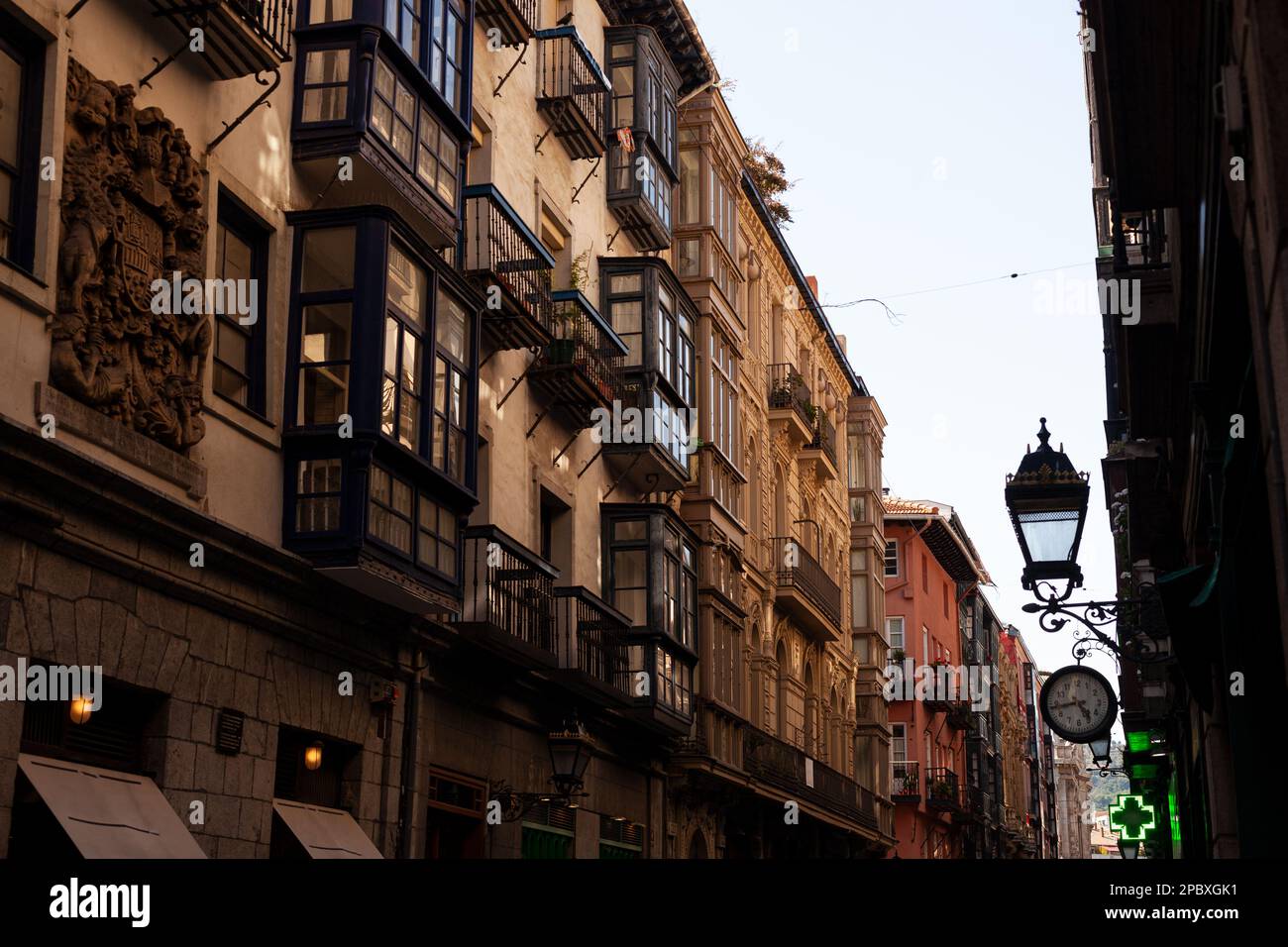 Vue sur les maisons de la vieille ville appelée casco viejo à Bilbao, Espagne Banque D'Images Vue sur les maisons de la vieille ville appelée casco viejo à Bilbao, Espagne Banque D'Images