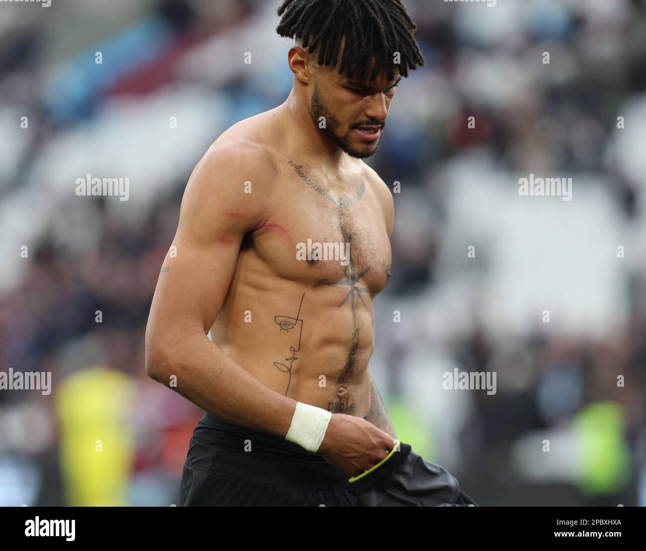 Tyrone Mings d'Aston Villa montrant son tatouage après le match de football de la première ligue anglaise entre West Ham United contre Aston Villa à Londres stad Banque D'Images