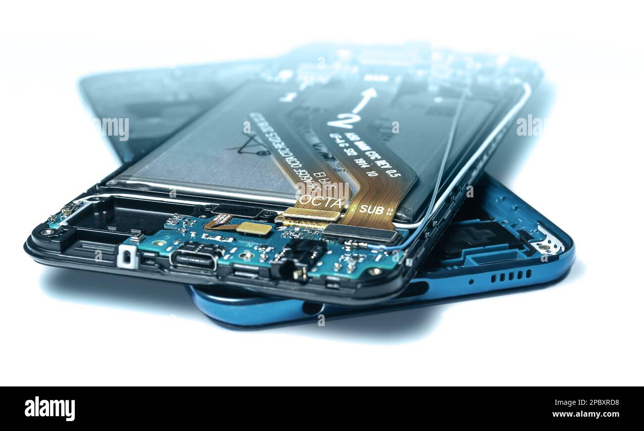 boîtier principal et couvercle arrière du smartphone bleu démonté, isolé sur fond blanc, en gros plan Banque D'Images