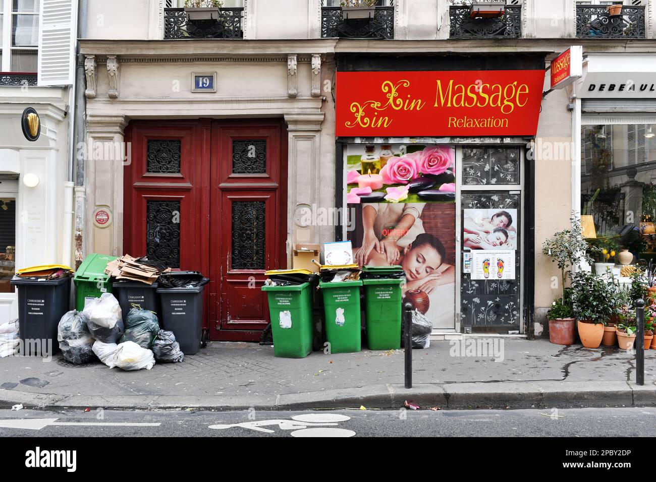 2023 collecte des ordures en grève à Paris, France Banque D'Images