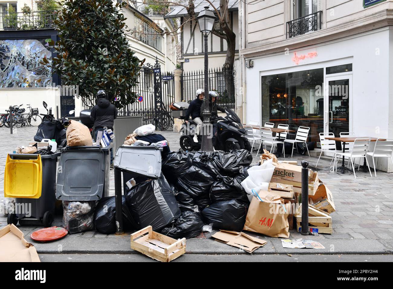 2023 collecte des ordures en grève à Paris, France Banque D'Images