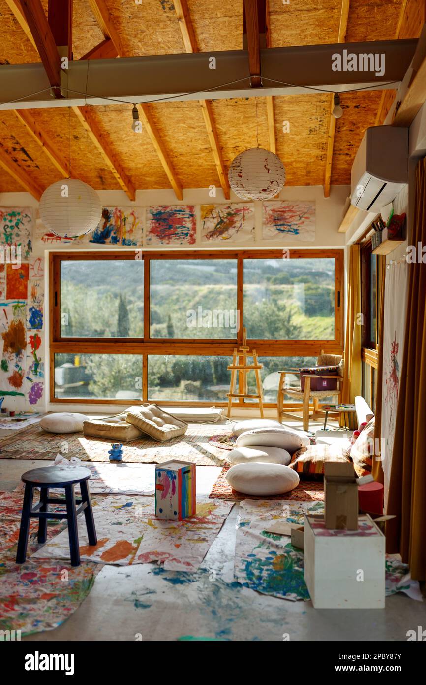 Studio Art lumière du jour intérieur avec de grandes fenêtres, plusieurs toiles étirées et des images sur le mur, cours de maître pour les enfants, espace créatif. Banque D'Images