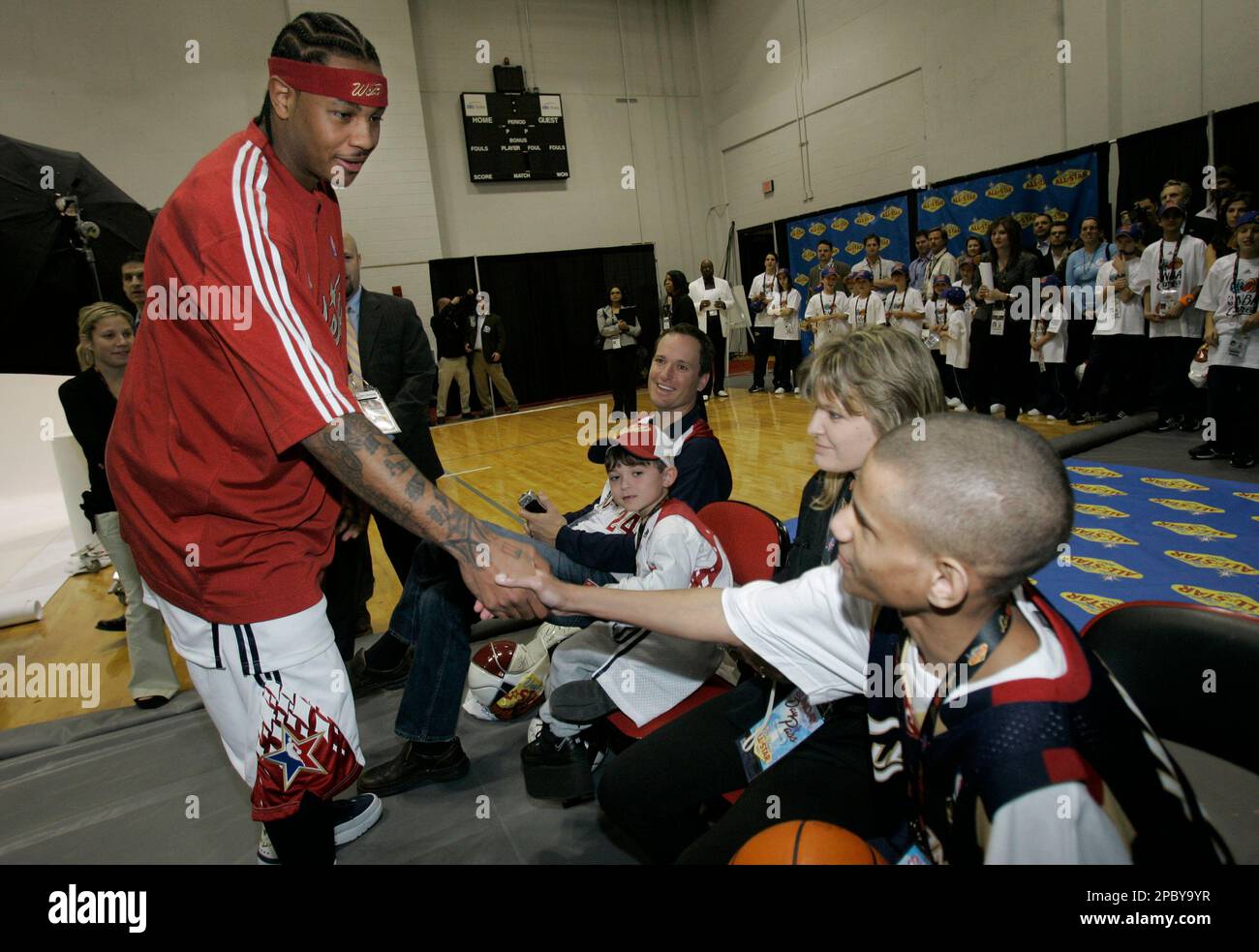 Carmelo Anthony of the Denver Nuggets shakes hands with Matthew Coffey of Pittsburgh just before the start of the NBA All-Star basketball game in Las Vegas on Sunday, Feb. 18, 2007. Since 2001 the NBA has worked with the Make-A-Wish Foundation to grant wishes to children who are ill. (AP Photo/Mark J. Terrill) Banque D'Images