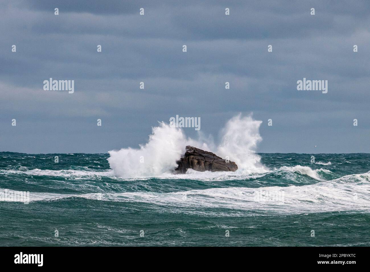 Mer agitée se brisant au-dessus de la roche de Golden ball, au large de la côte nord de l'île de Tresco dans les îles de Scilly, Cornwall, Royaume-Uni Banque D'Images
