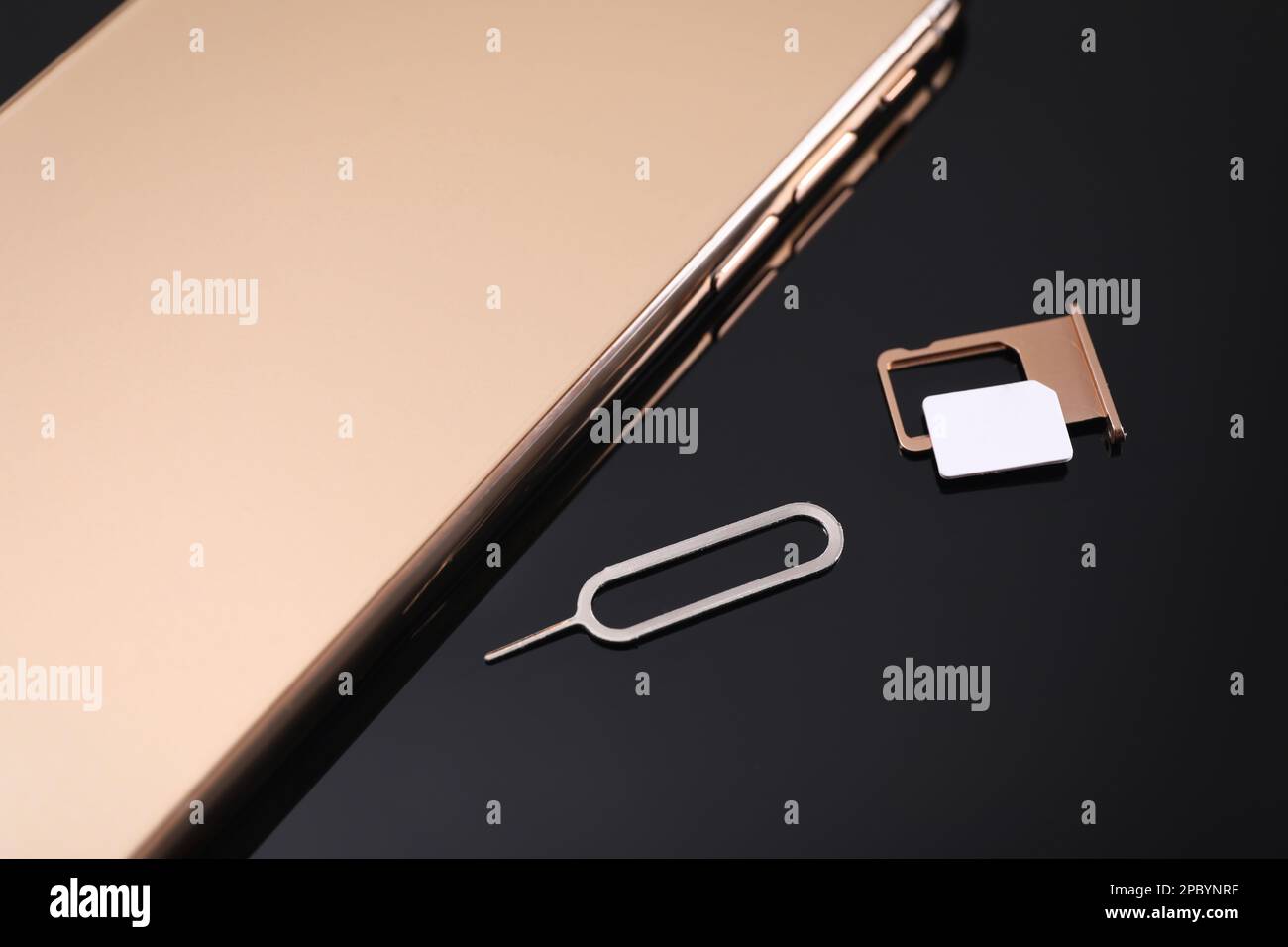 Carte SIM, smartphone et éjecteur sur fond noir, vue ci-dessus Photo Stock  - Alamy