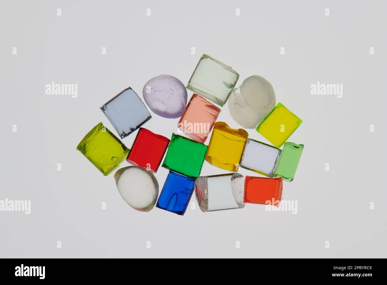 tas de plusieurs différentes résines polymères plastiques transparentes colorées Banque D'Images