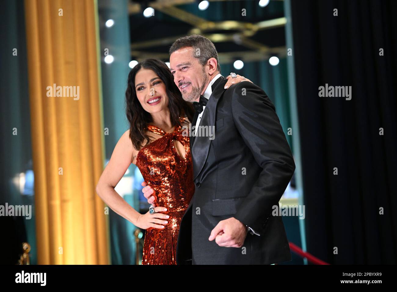 Hollywood, Californie, États-Unis. 12th mars 2023. Salma Hayek et Antonio Banderas ont fait marche arrière pendant la diffusion en direct des Oscars de 95th au Dolby Theatre d'Ovation Hollywood, dimanche, 12 mars 2023. (Credit image: © AMPAS/ZUMA Press Wire Service) USAGE ÉDITORIAL SEULEMENT! Non destiné À un usage commercial ! Banque D'Images