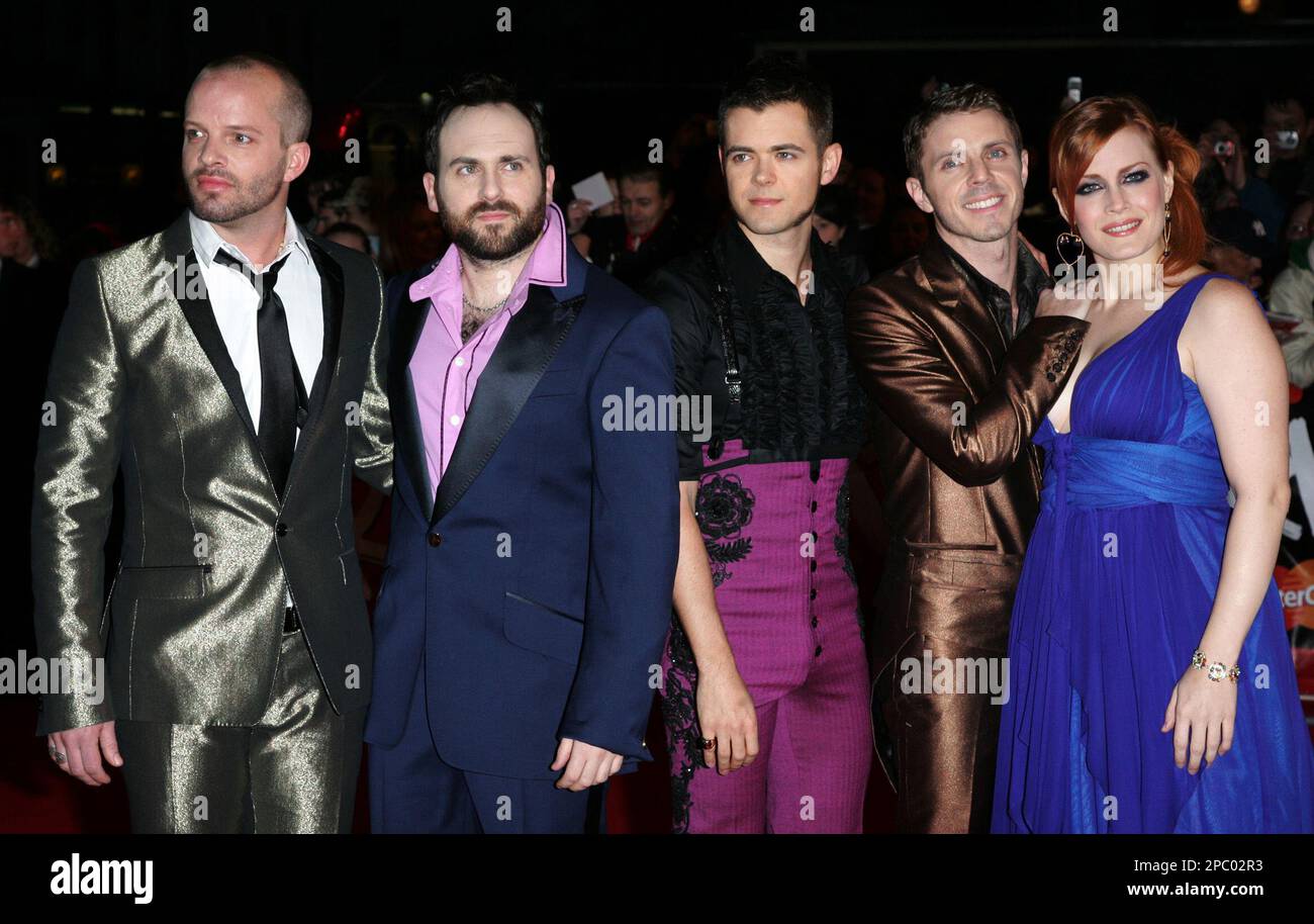 U.S. pop group Scissor Sisters, from left, Paddy Boom, Babydaddy, Del Marquis, Jake Shears and Ana Matronic, arrive at the BRIT Music Awards 2007 at London's Earl's Court, Wednesday Feb. 14, 2007. (AP Photo/Sang Tan) Banque D'Images