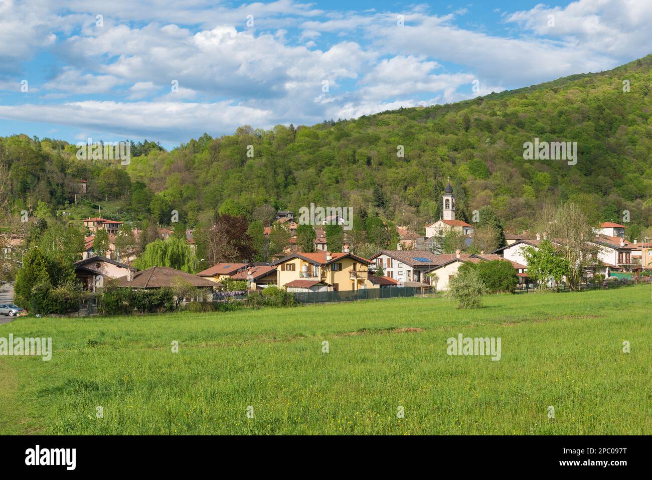 Zone verte protégée dans le nord de l'Italie. Parc régional de Campo dei Fiori avec le village de Brinzio au pied du massif de Campo dei Fiori, province de Banque D'Images