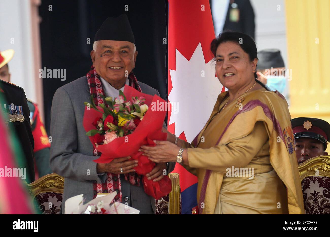 Katmandou, Bagmati, Népal. 13th mars 2023. Le président nouvellement élu du Népal, RAM Chandra Paudel (L), est accueilli par le président sortant Bidhya Devi Bhandari(R) après avoir prêté le serment d'office à la maison du président à Katmandou, au Népal, sur 13 mars 2023. (Credit image: © Sunil Sharma/ZUMA Press Wire) USAGE ÉDITORIAL SEULEMENT! Non destiné À un usage commercial ! Crédit : ZUMA Press, Inc./Alay Live News Banque D'Images