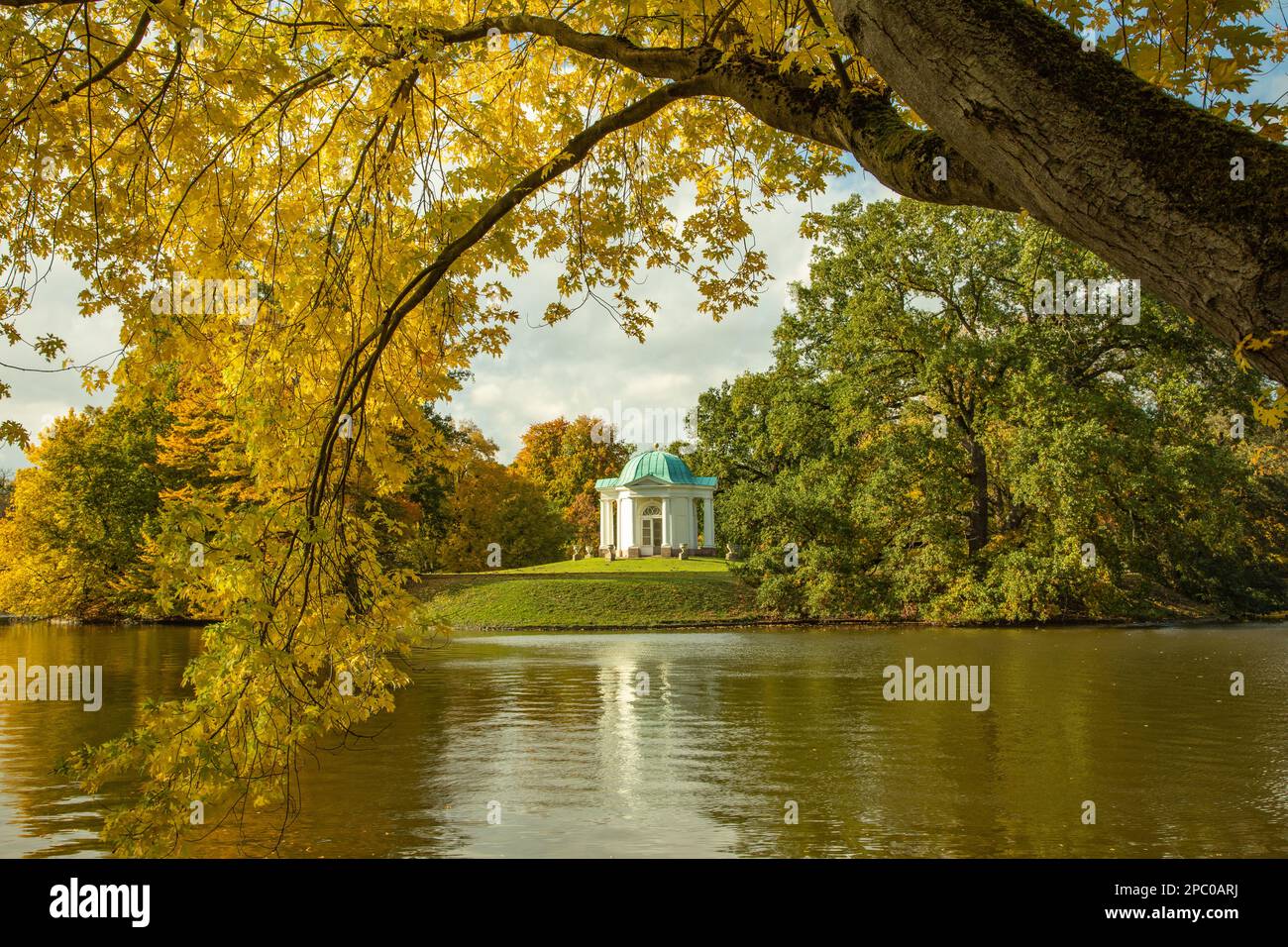 Blick auf das Tempelchen auf der Schwaneninsel in der Karlsaue in Kassel im goldenen Oktober Banque D'Images