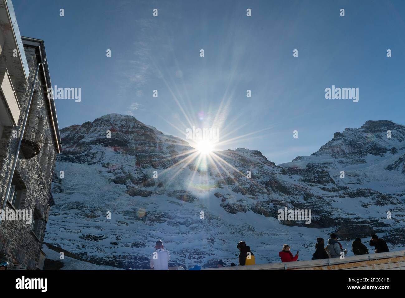 Eigergletscher, canton de Berne, Suisse, 11 février 2023 le soleil se lève derrière les Alpes enneigées Banque D'Images