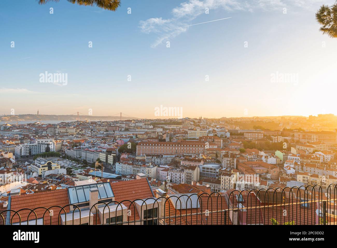 Lisbonne, Portugal. Magnifique coucher de soleil vue aérienne de la vieille ville de Lisbonne sur le Tage avec pont. Destination de vacances d'été Banque D'Images