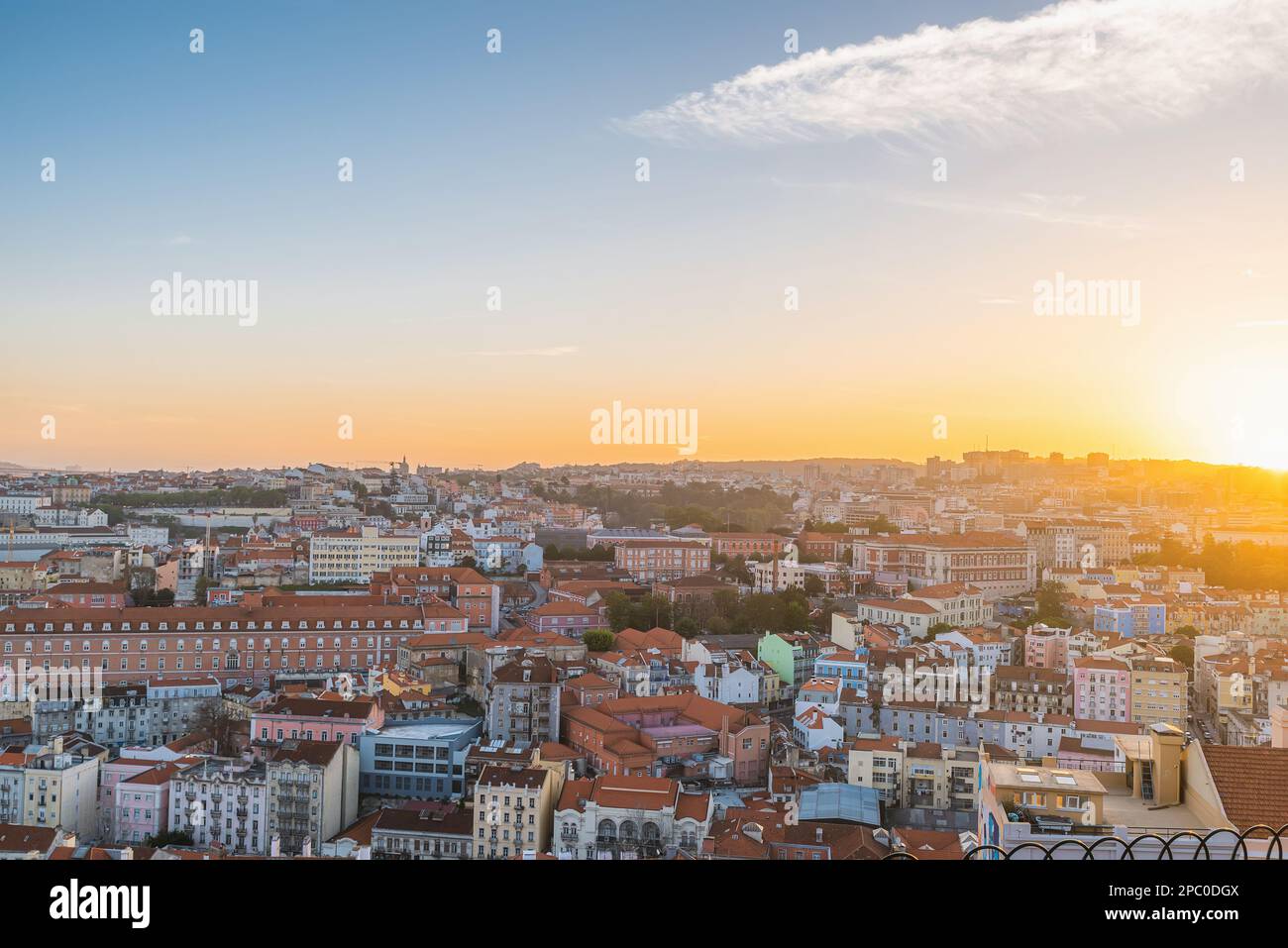 Lisbonne, Portugal. Magnifique coucher de soleil vue aérienne de la vieille ville de Lisbonne. Destination de vacances d'été Banque D'Images