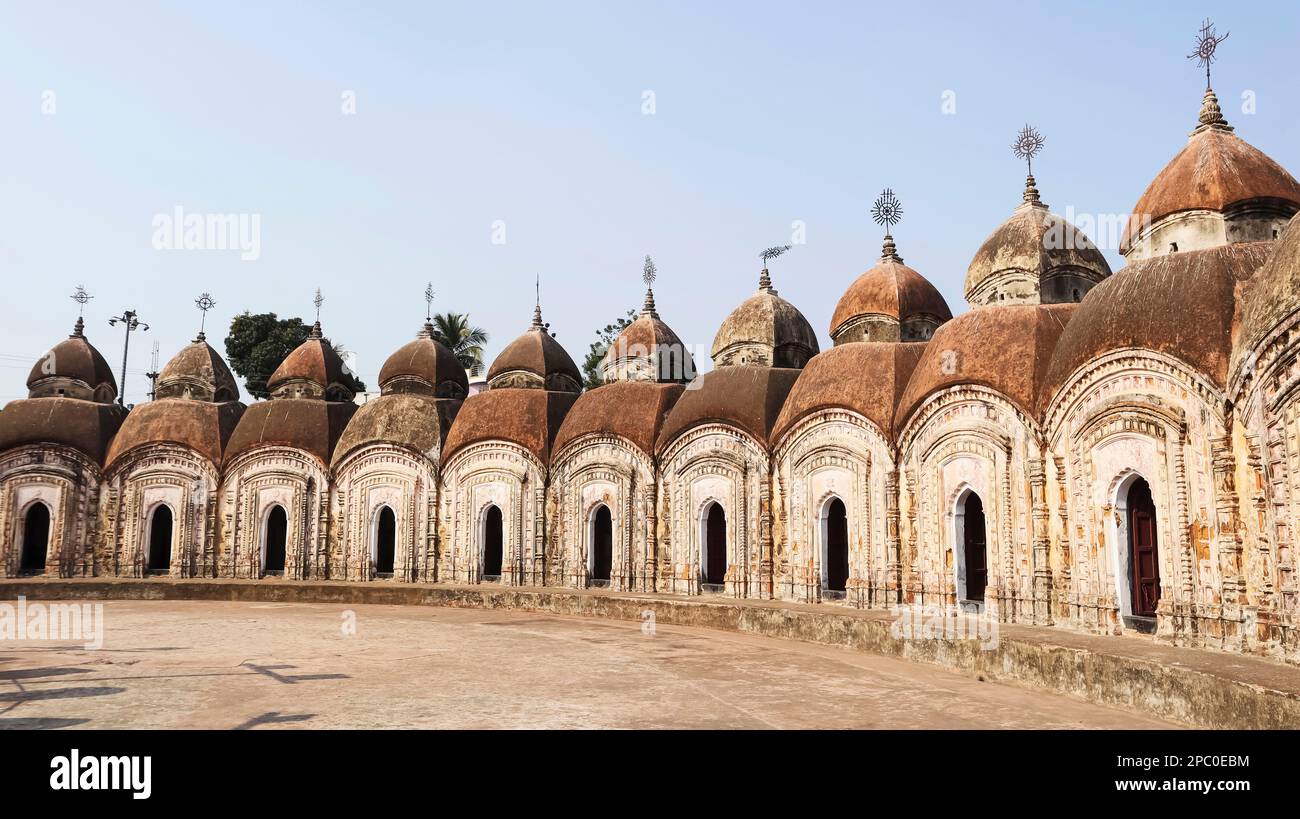 Vue sur le temple Shiv 108, construit par le roi Teja Chandra Bhadur en 1809 AD, Kalna, Bengale occidental, Inde. Banque D'Images