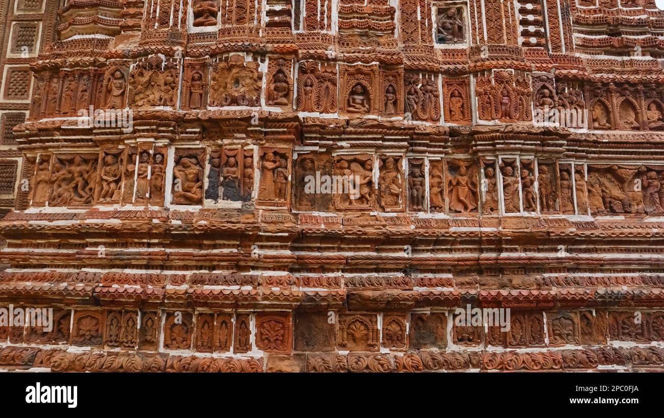 La vie humaine et le Shree Krishna Leela sculptures sur le temple de Pratapeshwar, Kalna, Bengale occidental, Inde. Banque D'Images