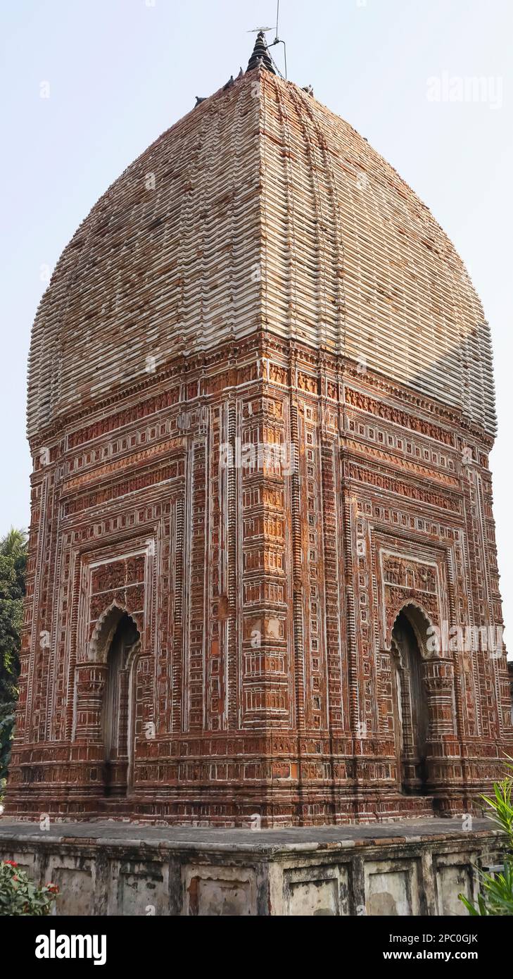 Vue portrait du temple de Pratepeshwar, Kalna, Bengale-Occidental, Inde. Banque D'Images