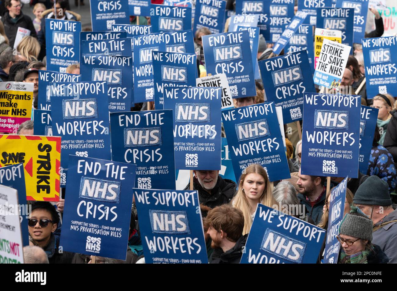 Londres, Royaume-Uni. 11 mars 2023. Le personnel et les partisans du National Health Service (NHS) passent par le centre de Londres en exigeant de meilleurs salaires et de meilleures conditions et un Banque D'Images Londres, Royaume-Uni. 11 mars 2023. Le personnel et les partisans du National Health Service (NHS) passent par le centre de Londres en exigeant de meilleurs salaires et de meilleures conditions et un Banque D'Images