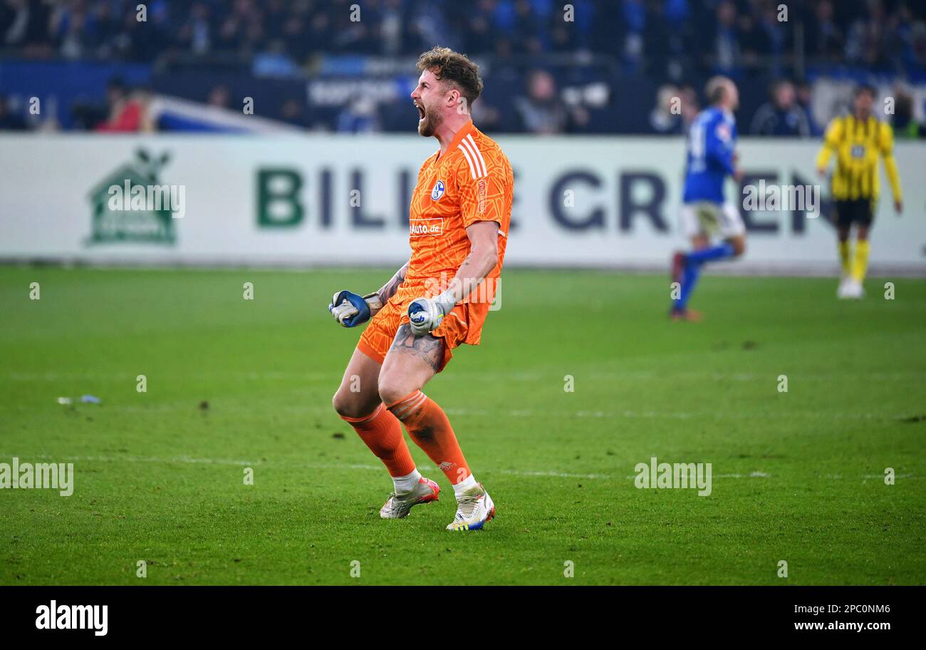 Bundesliga, Veltins Arena, FC Schalke 04 contre Borussia Dortmund; Ralf Fährmann (S04) fête Banque D'Images