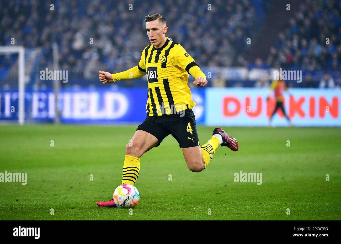 Bundesliga, Veltins Arena, FC Schalke 04 contre Borussia Dortmund ; Nico Schlotterbeck (BVB) Banque D'Images