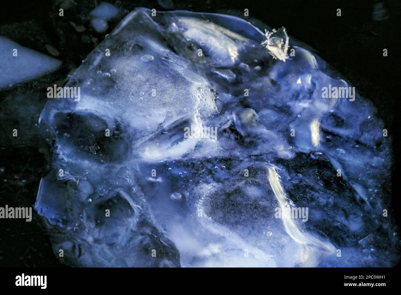 Véritable immense floe de glace bleu dans l'eau sombre en hiver Banque D'Images