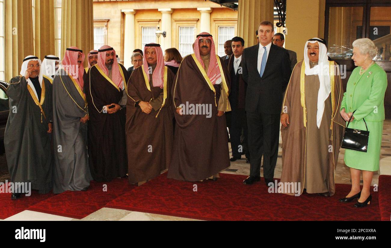 Britain's Queen Elizabeth II and The Duke of York greet the Emir of Kuwait, next to Queen, as he arrived with his entourage for lunch at Buckingham Palace, London. Thursday Feb 8 2007. (AP Photo c/Fiona Hanson/Pool) Banque D'Images