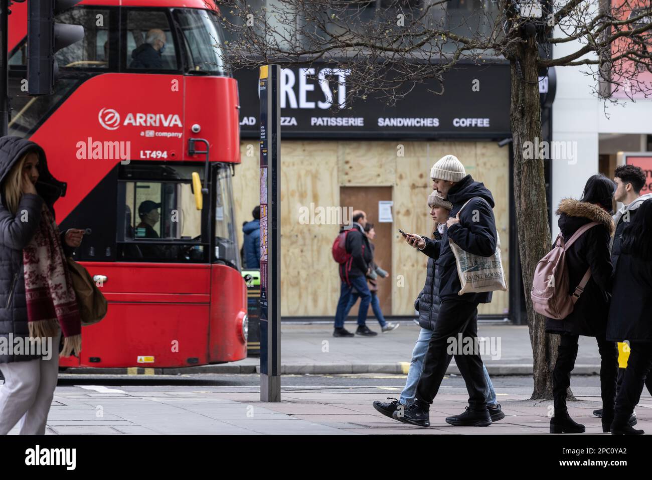 Les acheteurs se promènaient devant un front de shopping boardé sur Oxford Street, alors que le secteur de la vente au détail se débat avec une inflation élevée et les retombées du Brexit et de Covid. Banque D'Images
