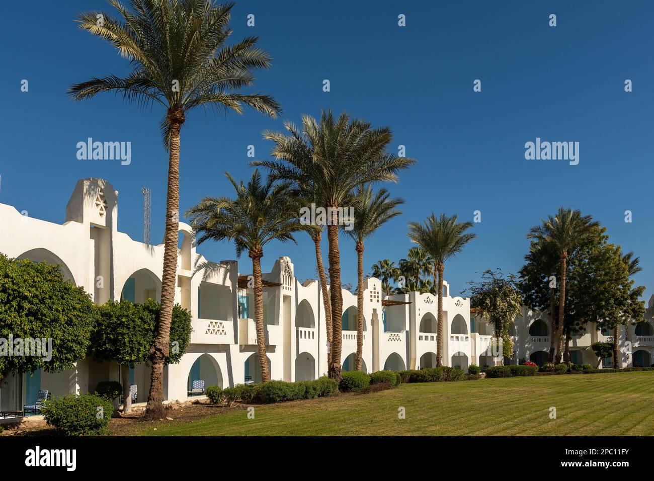Hôtel avec des bâtiments blancs et un espace de loisirs en Egypte. Banque D'Images