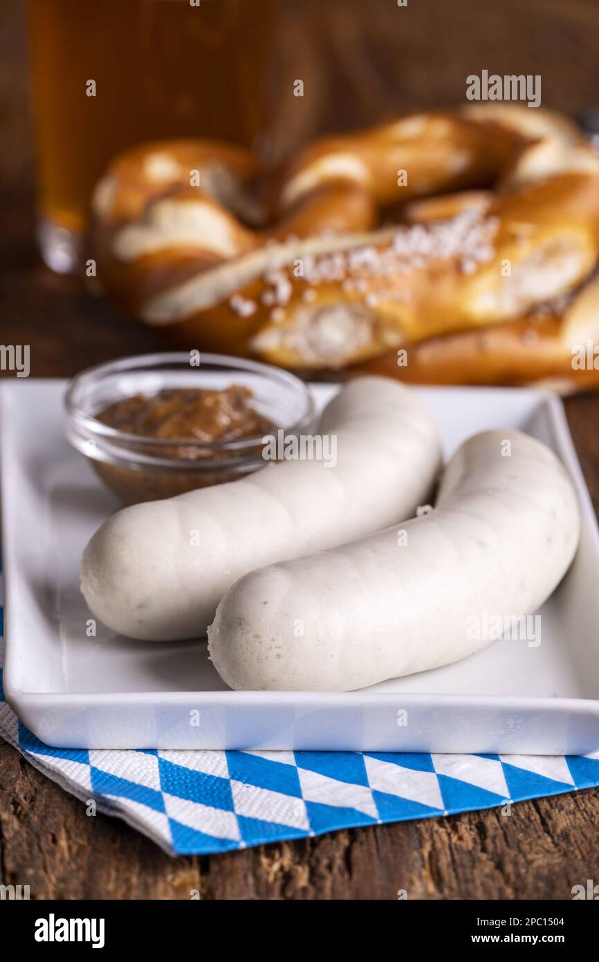 Deux saucisses blanches bavaroises sur bois Banque D'Images