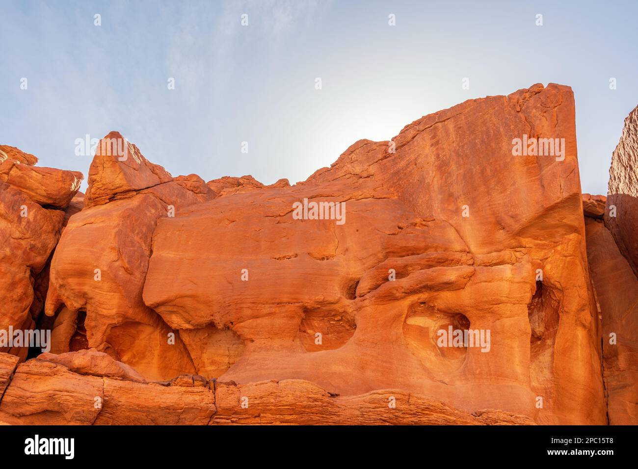 Canyon coloré avec rochers rouges. Égypte, désert, péninsule du Sinaï, Nuweiba, Dahab. Banque D'Images