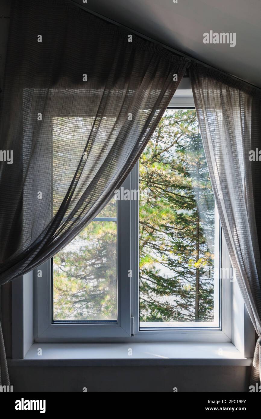 Fenêtre blanche avec tulle ouverte, photo d'arrière-plan intérieur Banque D'Images
