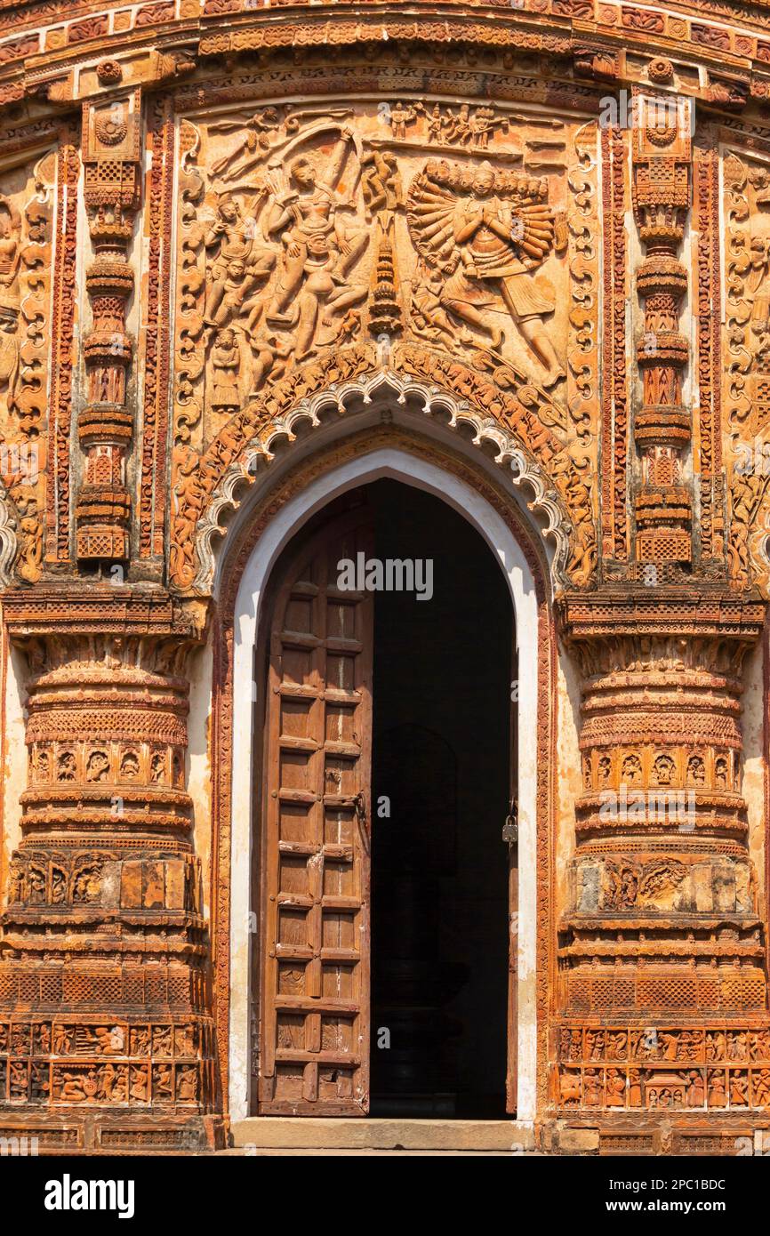 Scènes de guerre dépeignant sur le Temple Char Bangla, Jiaganj, Bengale-Occidental, Inde. Banque D'Images