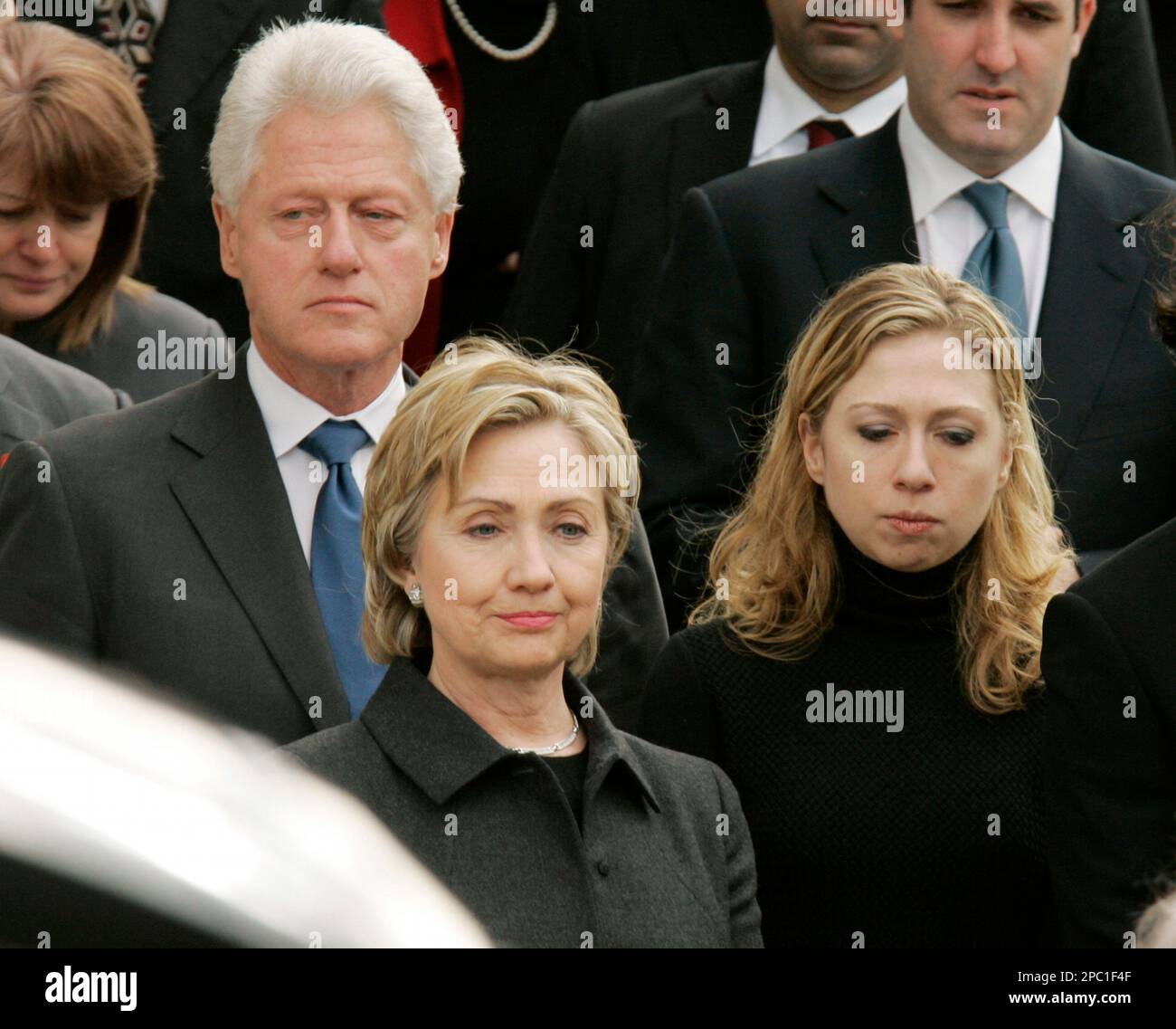 Former President Bill Clinton, left, U.S. Sen. Hillary Clinton, D-New York, center and their daughter Chelsea Clinton leave First United Methodist Church in Hot Springs, Ark., after funeral services for the former president's step father Richard Kelley Saturday, Feb. 3, 2007. (AP Photo/Danny Johnston) Banque D'Images