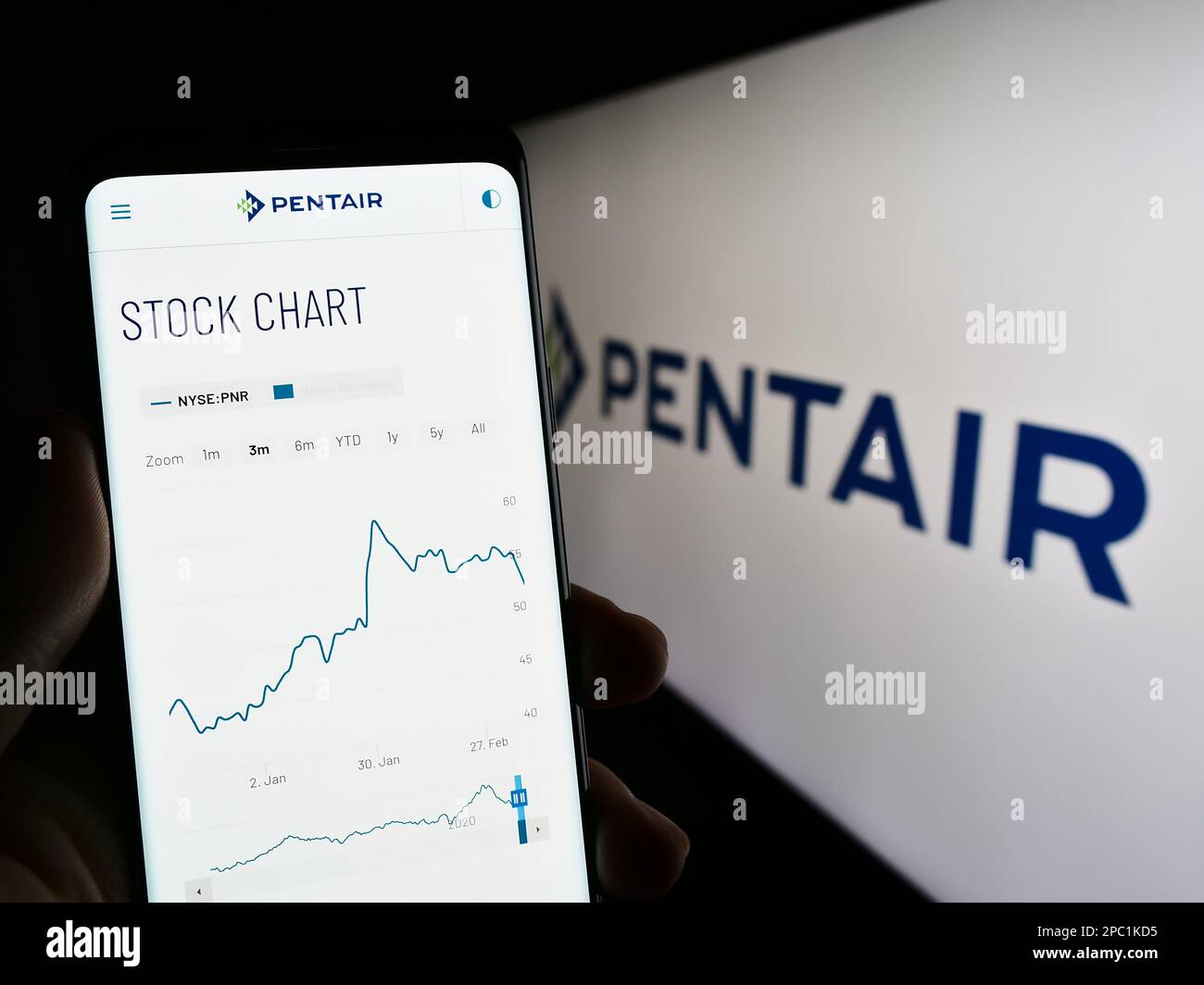 Personne tenant un smartphone avec la page Web de la société de traitement de l'eau Pentair plc sur l'écran devant le logo. Concentrez-vous sur le centre de l'écran du téléphone. Banque D'Images