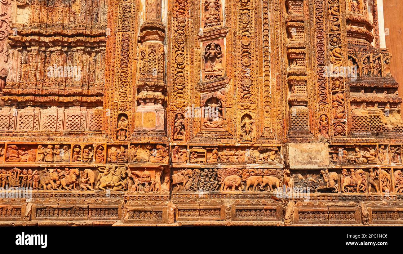 Images de scènes de guerre et de vie humaine sur le temple Char Bangla, Jiaganj, Bengale occidental, Inde. Banque D'Images