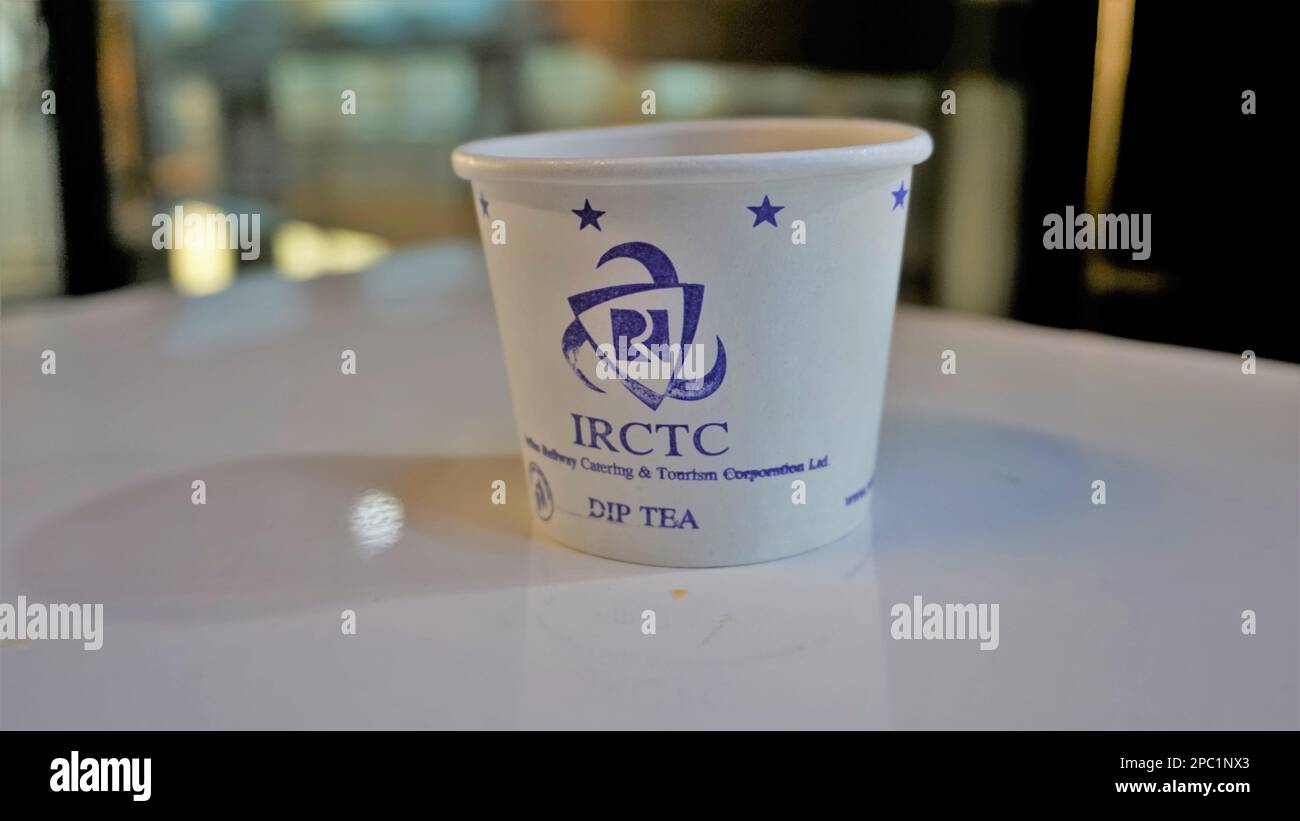 Bangalore,Karnataka,Inde-26 octobre 2022: Thé ou Chai servi dans une coupe de papier dans les trains indiens et la gare avec le logo de l'IRCTC. Indian Railway Cat Banque D'Images