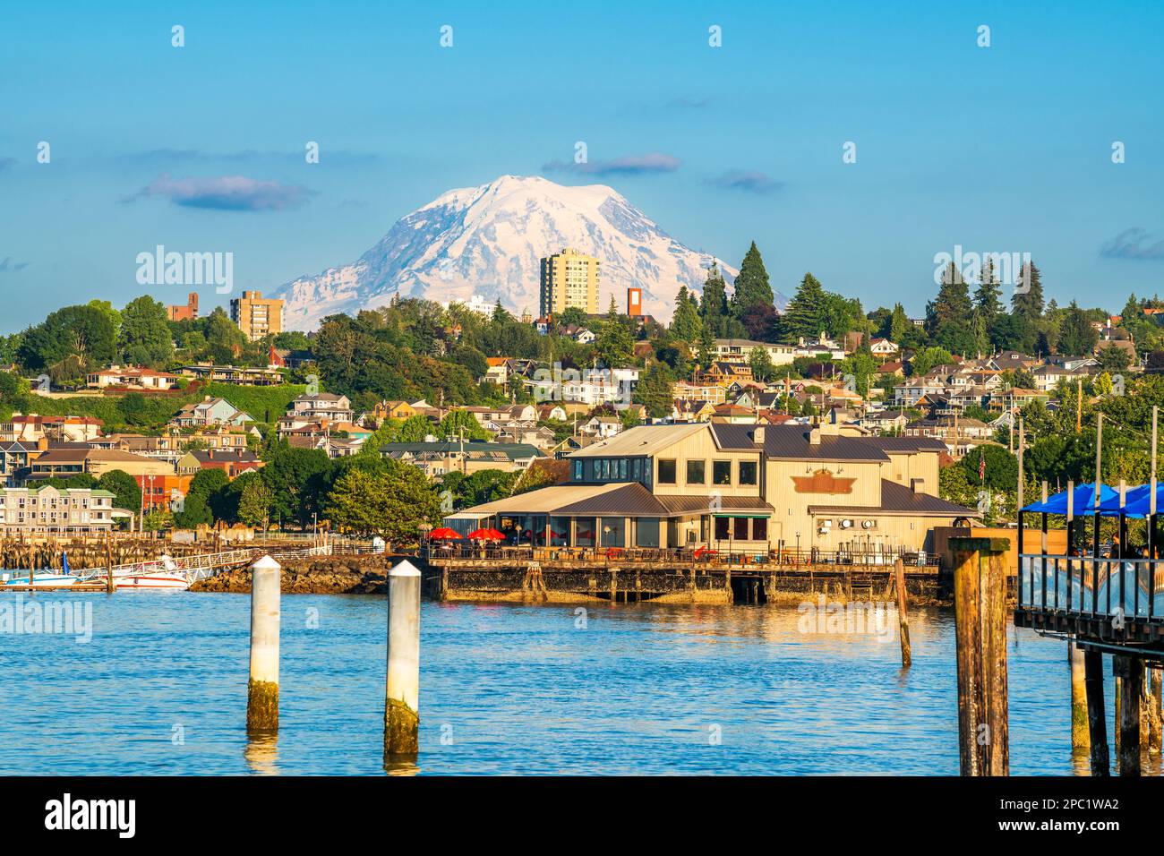 Tacoma, Washington, États-Unis avec Mt. Rainier au loin sur commencement Bay Banque D'Images