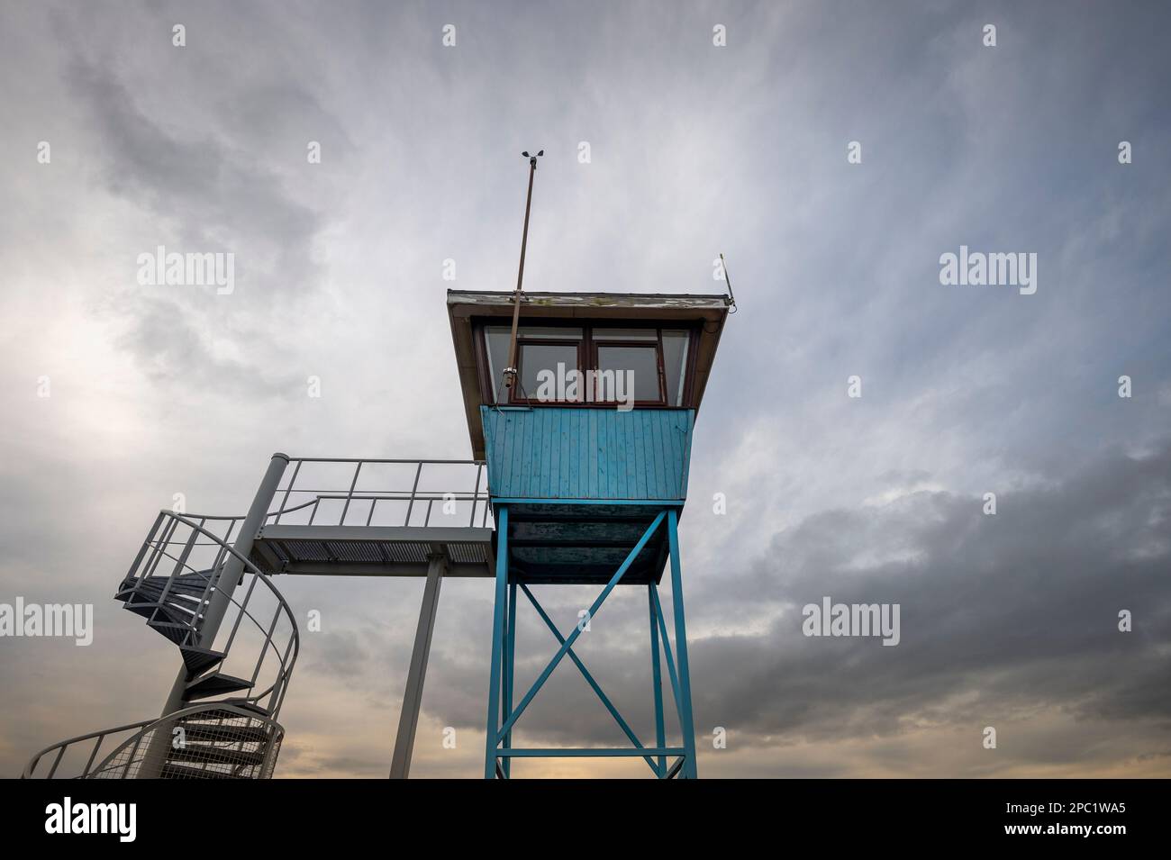Tour bleue contre un ciel spectaculaire Banque D'Images