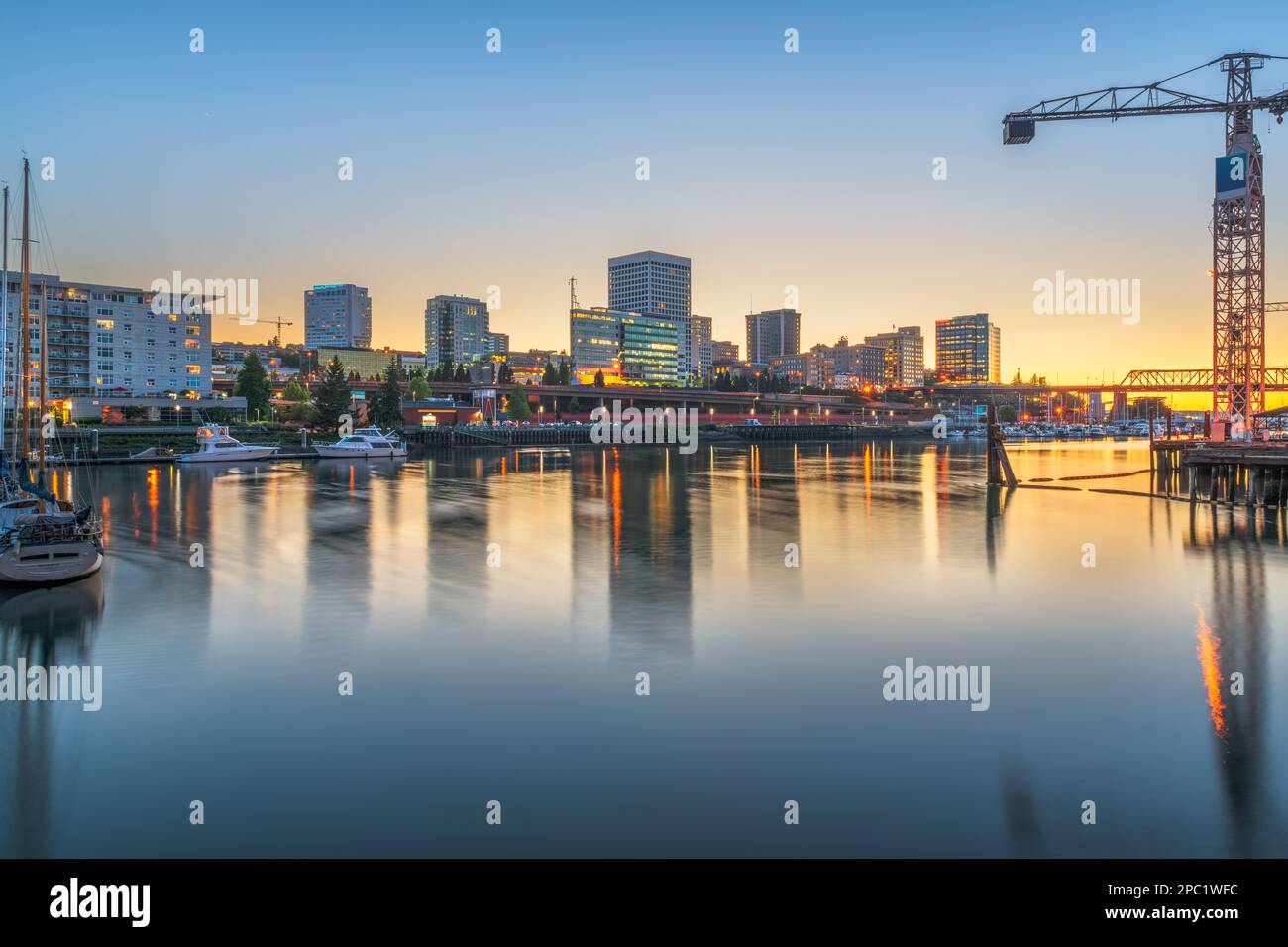 Tacoma, Washington, USA Centre-ville au crépuscule sur la baie de lancement. Banque D'Images