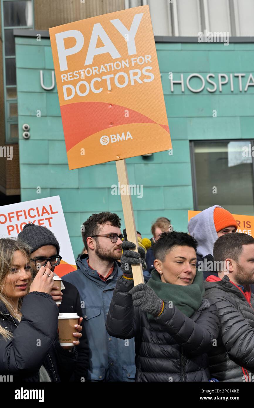 Les jeunes médecins en grève sur la rémunération devant l'infirmerie royale de Bristol, Bristol, Angleterre, Royaume-Uni, 13 mars 2023. Médecins juniors membres du Medi britannique Banque D'Images