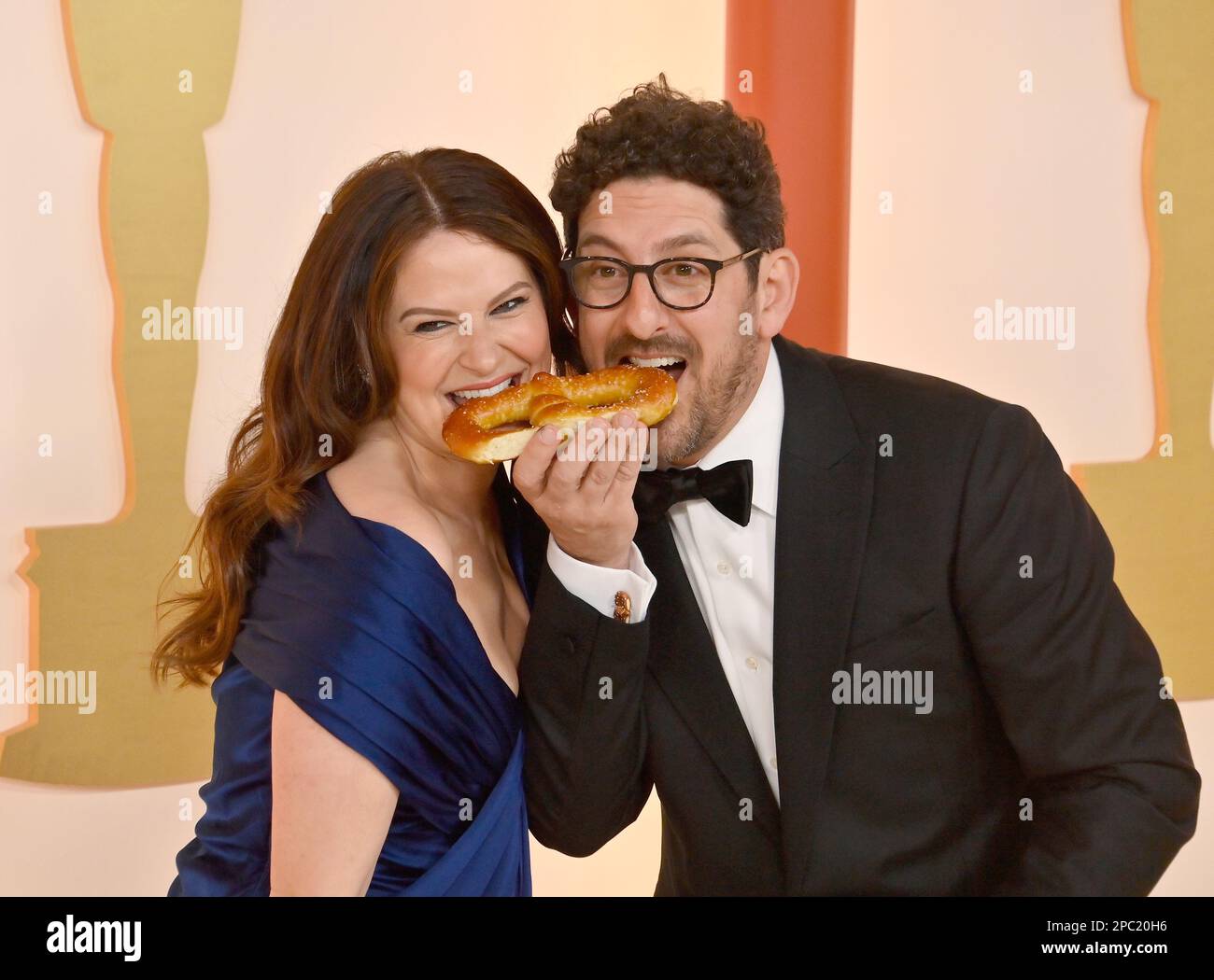 (G-D) Katie Lowes et Adam Shapiro assistent aux Oscars annuels 95th au Dolby Theatre, dans la section hollywoodienne de Los Angeles, dimanche, 12 mars 2023. Photo de Jim Ruymen/UPI Banque D'Images