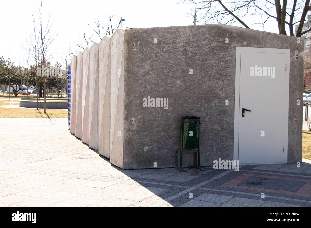 Nouveau abri en béton dans la ville de Dnipro dans les parcs contre les attaques de roquettes, abri au sol contre les bombardements en Ukraine 2023 Banque D'Images