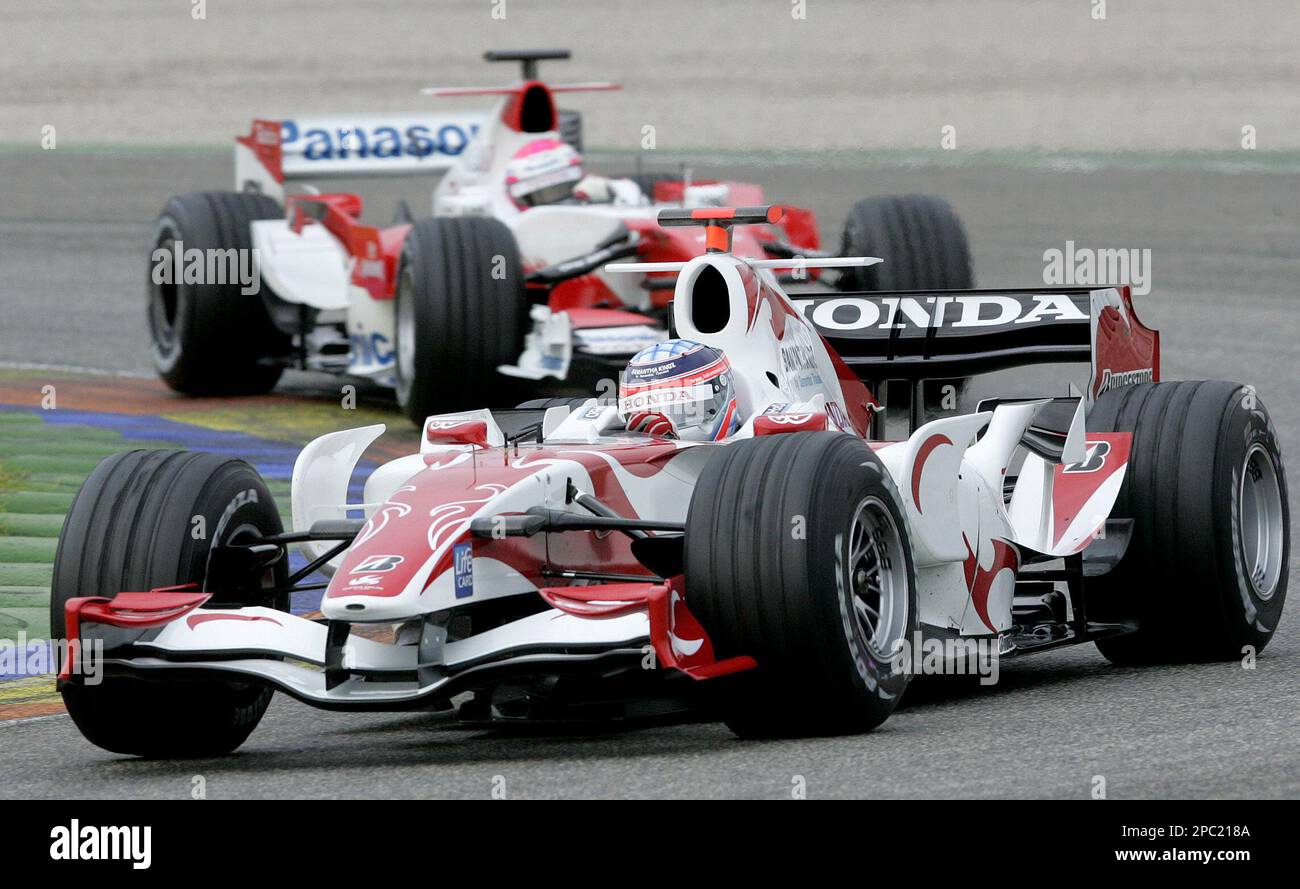 Formula One Super Aguri driver Takuma Sato, from Japan, leads on French Toyota driver Frank Montagni during a training session at the Ricardo Tormo racetrack in Cheste, near Valencia, Spain, Jan. 30, 2007. (AP Photo/Fernando Bustamante) Banque D'Images