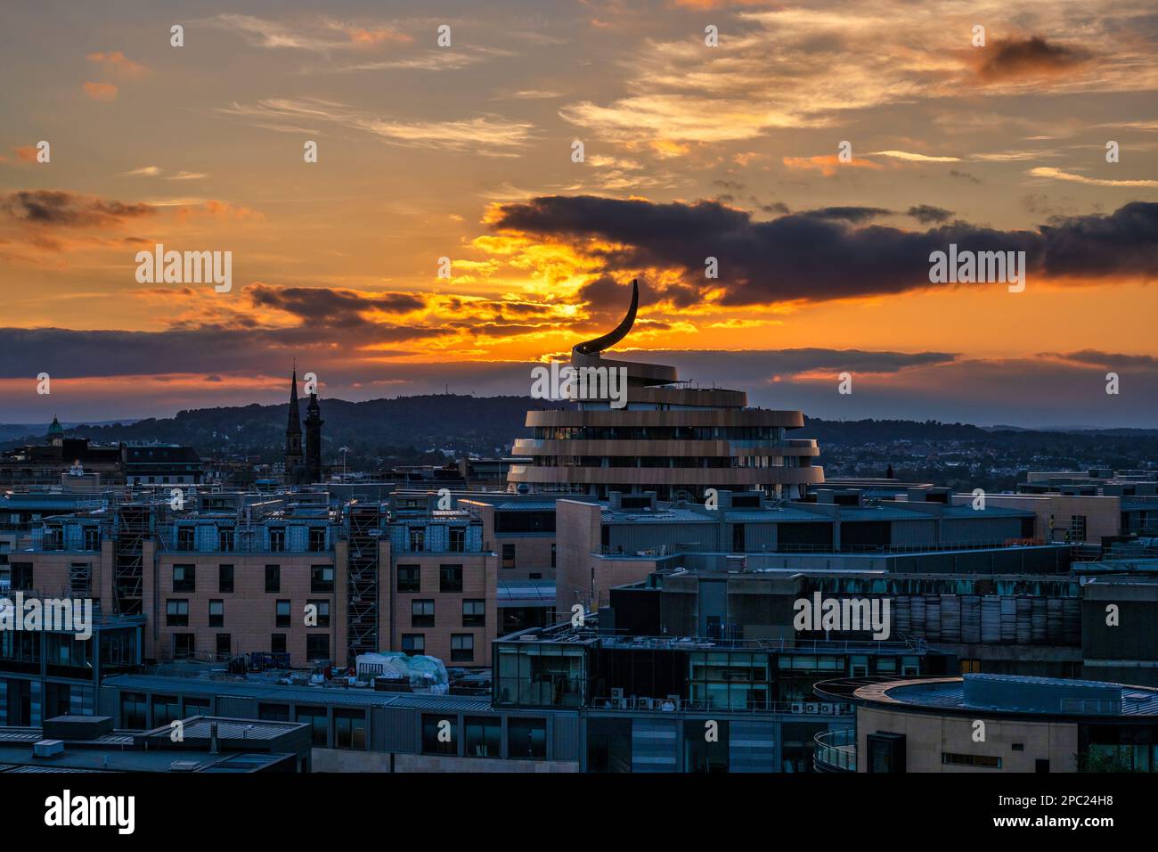 Vue sur le centre commercial de St James Quarter au coucher du soleil depuis Calton Hill à Édimbourg, Écosse, Royaume-Uni Banque D'Images