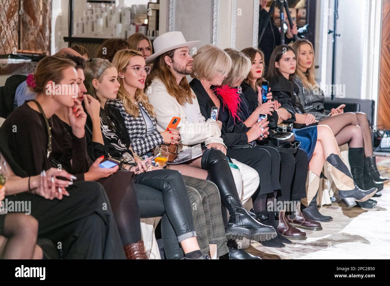 Modèles posant à l'événement de la semaine de mode de Riga qui s'est tenu au Kempinski Grand Hotel à Riga, en Lettonie Banque D'Images