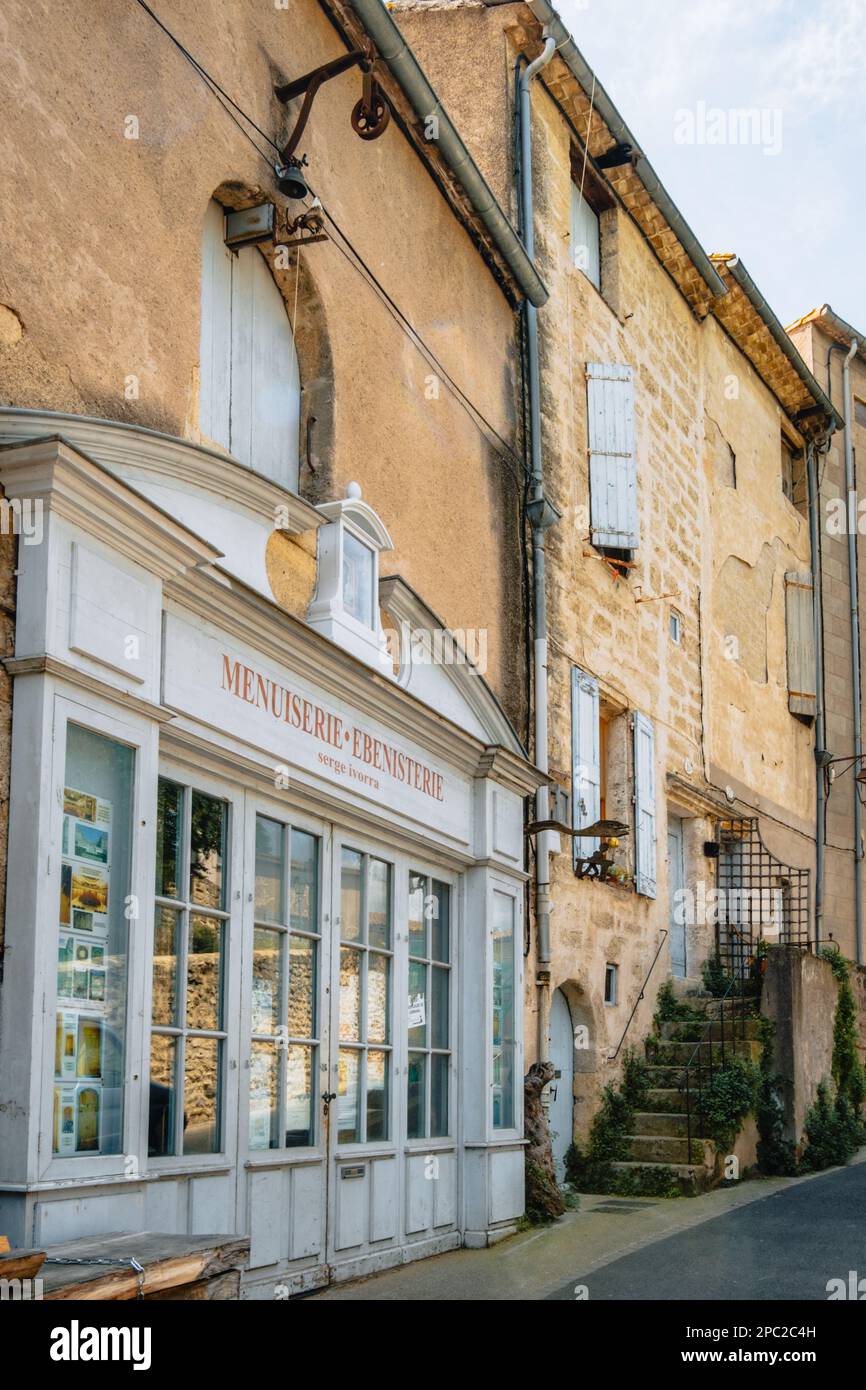 Belle façade traditionnelle française en bois dans la rue Montmorency dans la vieille ville médiévale de Pézenas dans le sud de la France (Herault) Banque D'Images