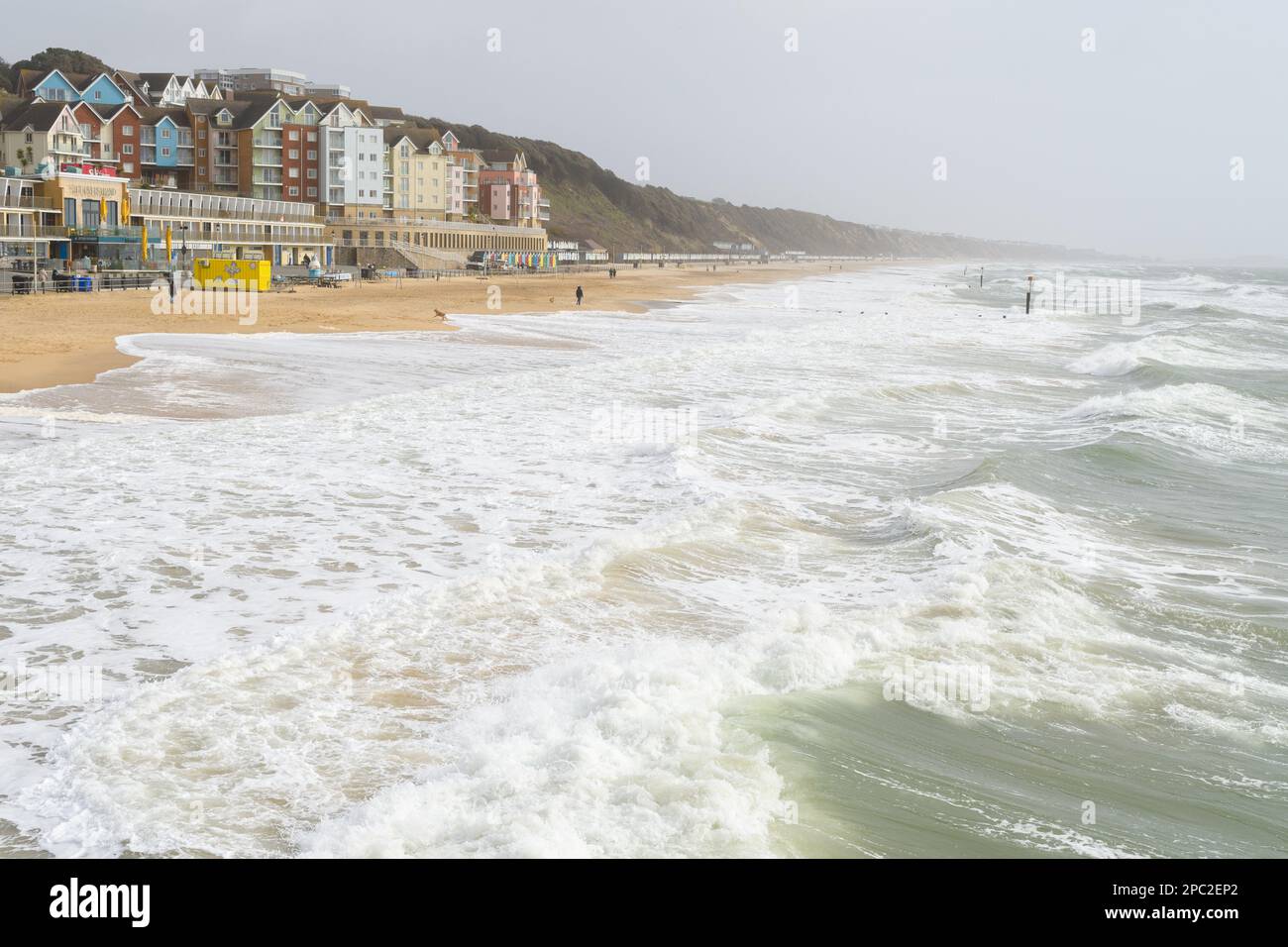 Temps orageux, Boscombe Beach, Bournemouth, Dorset, Royaume-Uni, 13 mars 2023. Vents forts et grandes vagues sur la côte sud de l'Angleterre. Banque D'Images