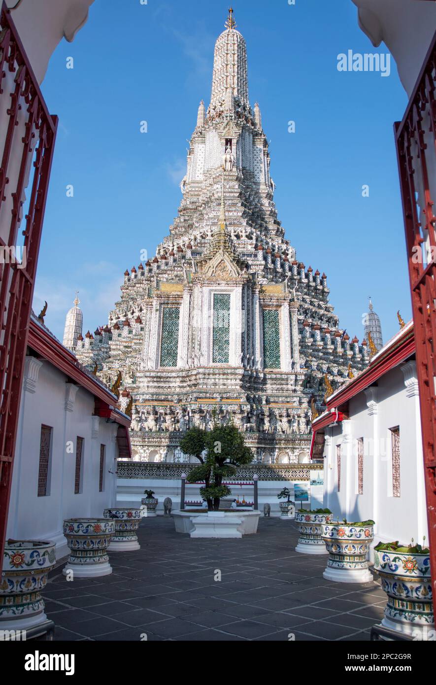 Détails architecturaux impressionnants de Wat Arun (le Temple de l'Aube) à Bangkok. Ce monument de Wat Arun est une tour de temple de 70 mètres de haut, un stupa-like Banque D'Images