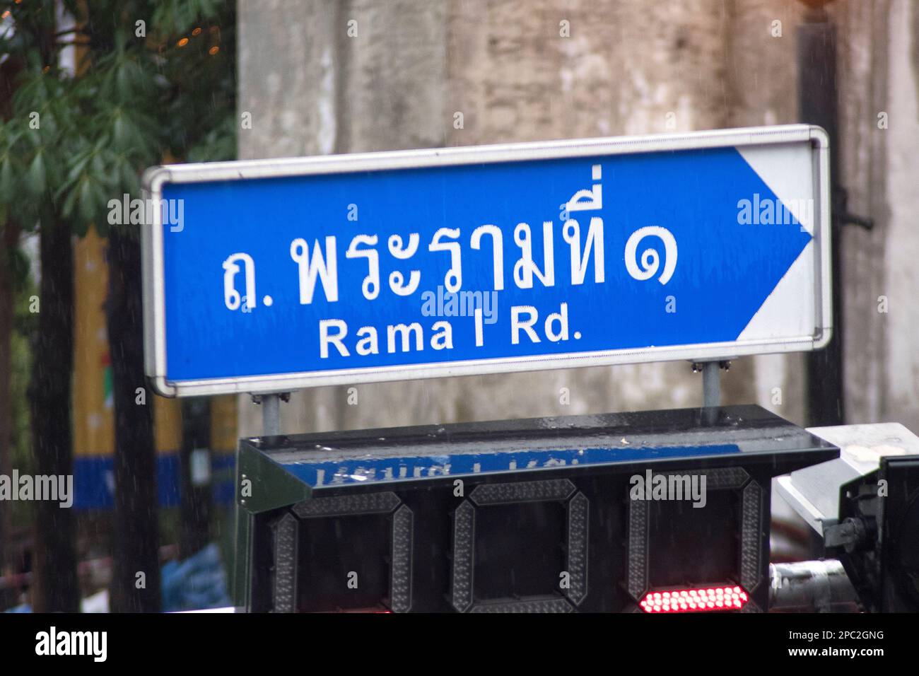 Affichage du panneau routier Rama 1 à Bangkok. Rama I Road traverse le quartier commerçant de Siam Banque D'Images